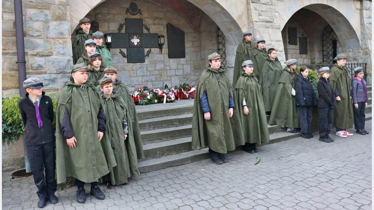 Poczty sztandarowe i delegacje władz miasta podczas uroczystości katyńskich w Bazylice w Limanowej.