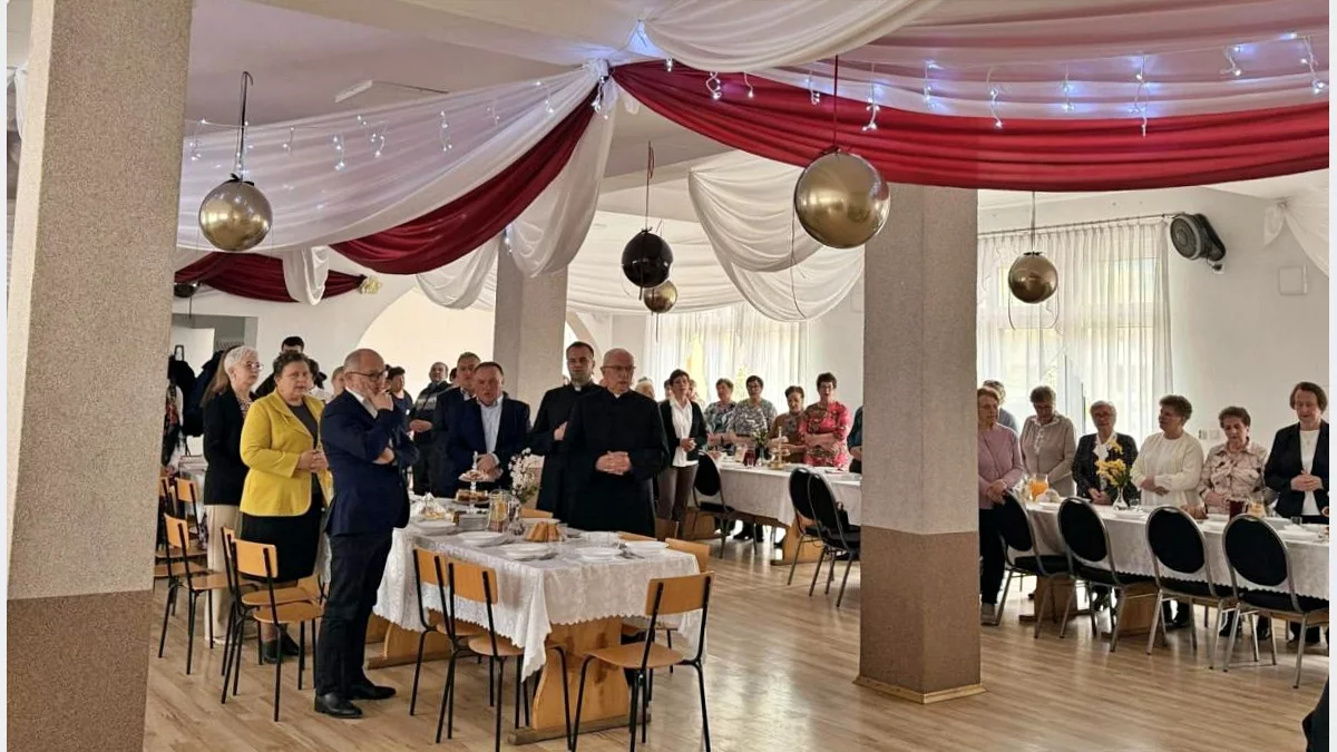 Seniorzy i organizatorzy przy świątecznym stole w remizie OSP w Jurkowie.