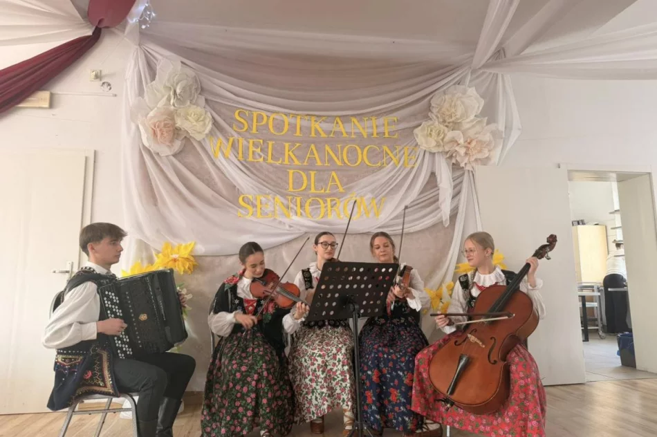 Seniorzy spotkali się przy wielkanocnym stole  - zdjęcie 4