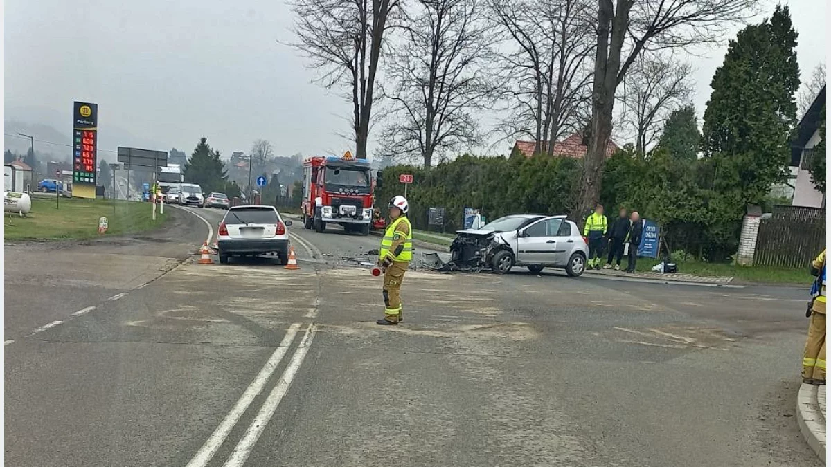 Służby ratunkowe na miejscu zderzenia dwóch samochodów osobowych w Kasinie Wielkiej na drodze krajowej nr 28.