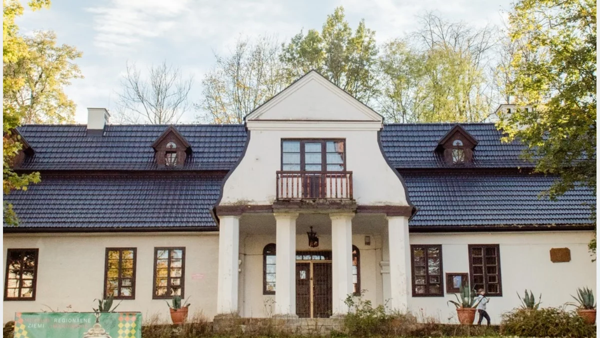 Historyczny budynek Dworu Marsów w Limanowej, siedziba Muzeum Regionalnego Ziemi Limanowskiej.