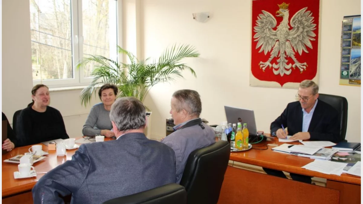 Przedstawiciele organizacji pozarządowych i samorządu podczas podpisywania umów na dotacje w Słopnicach.