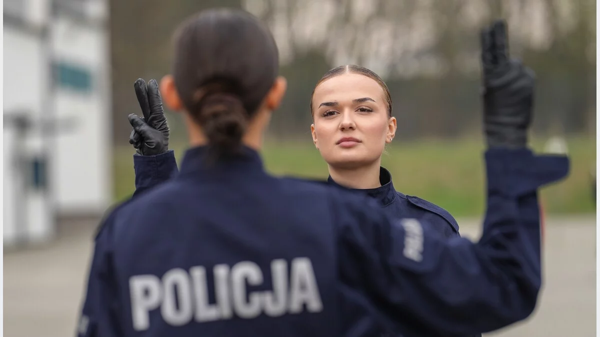 Nowo przyjęci policjanci garnizonu małopolskiego podczas składania roty ślubowania w Krakowie.