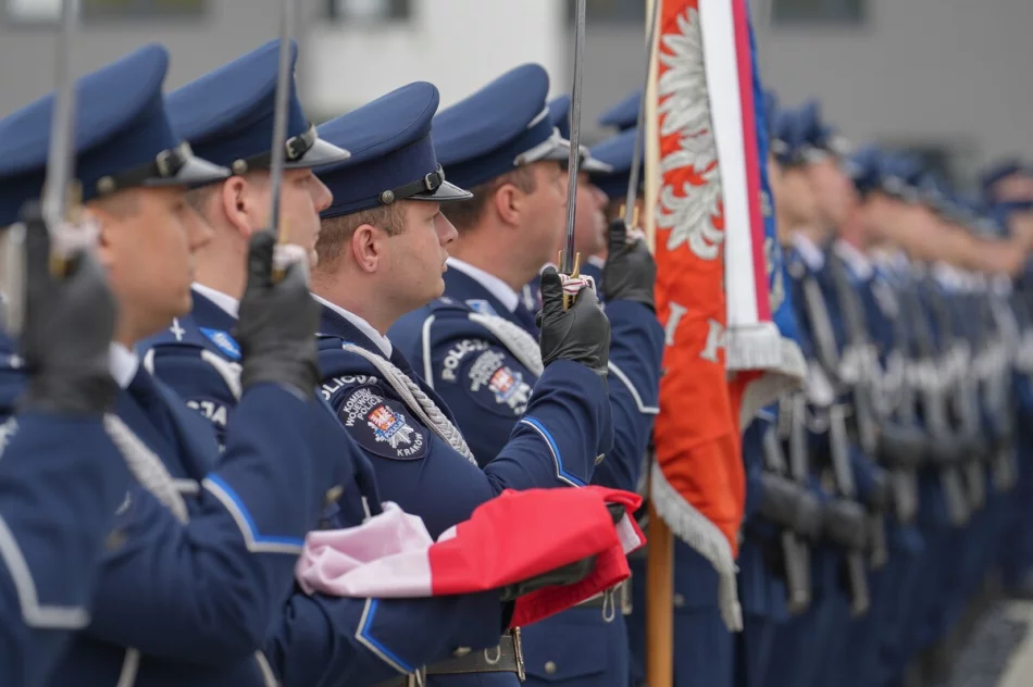 Nowi policjanci w garnizonie. Sześciu trafi do Limanowej - zdjęcie 2