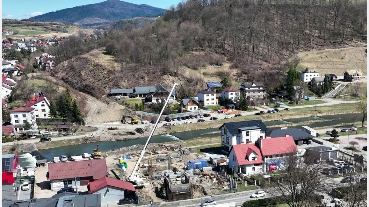 Budowa przyczółków wiaduktu kolejowego nad ulicą Orkana w Mszanie Dolnej.