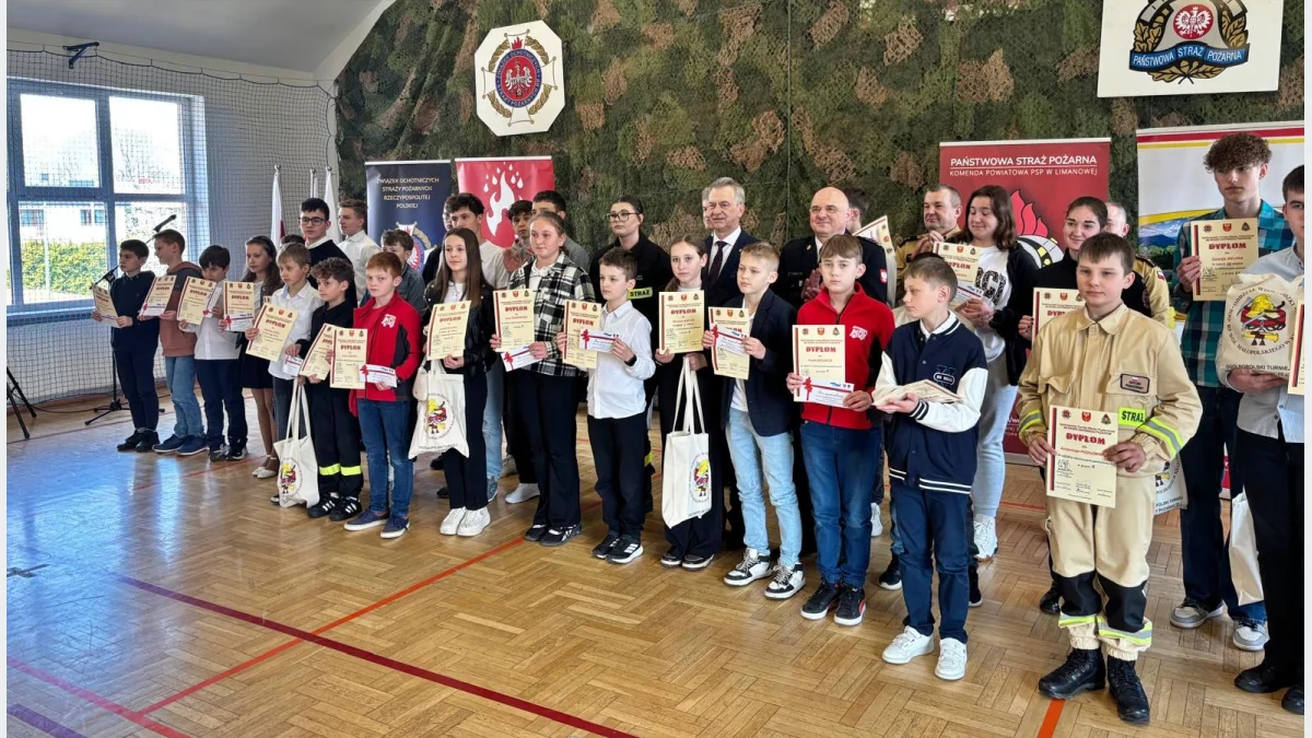 Uczestnicy i organizatorzy powiatowego etapu Turnieju Wiedzy Pożarniczej w Limanowej.