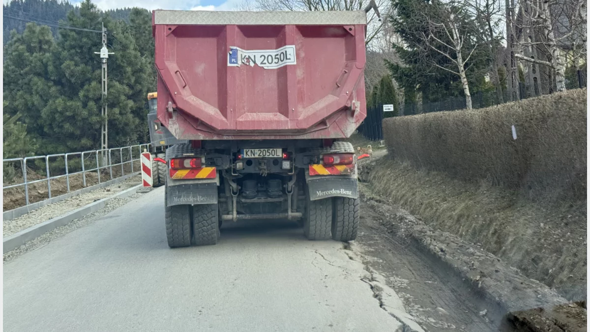 Zniszczona ulica Polna podczas trwającej budowy chodnika