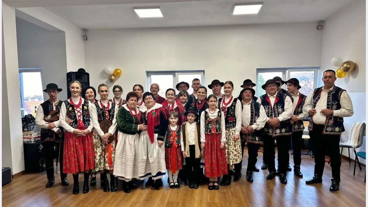 Członkowie Zespołu Ludowego Skrzydlanie w strojach regionalnych podczas jubileuszu w Skrzydlnej.
