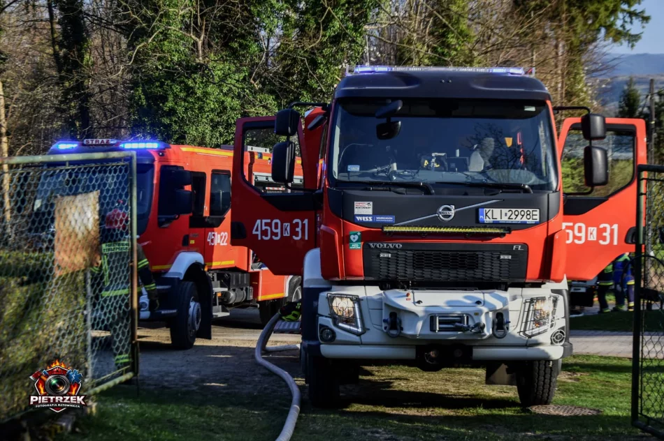 Pożar zabudowań gospodarczych, strażacy ratowali zagrożony dom - zdjęcie 2