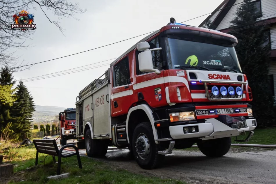 Pożar zabudowań gospodarczych, strażacy ratowali zagrożony dom - zdjęcie 3