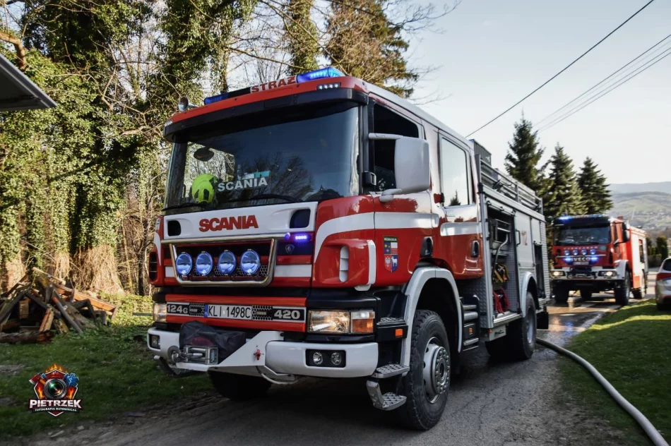 Pożar zabudowań gospodarczych, strażacy ratowali zagrożony dom - zdjęcie 4