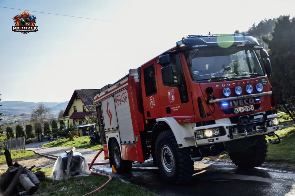 Pożar zabudowań gospodarczych, strażacy ratowali zagrożony dom - zdjęcie 6