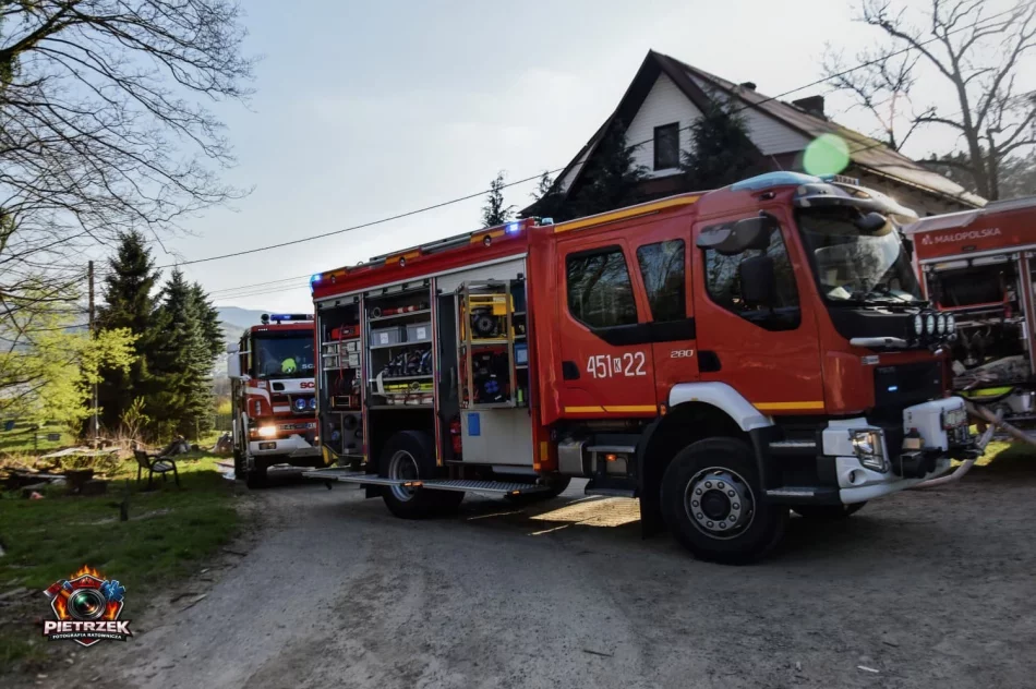 Pożar zabudowań gospodarczych, strażacy ratowali zagrożony dom - zdjęcie 7