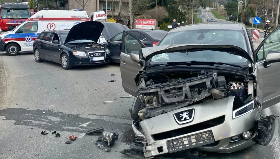 Kraksa trzech aut, sześć osób trafiło do szpitali  - zdjęcie 1
