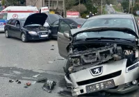 Kraksa trzech aut, sześć osób trafiło do szpitali  - zdjęcie główne