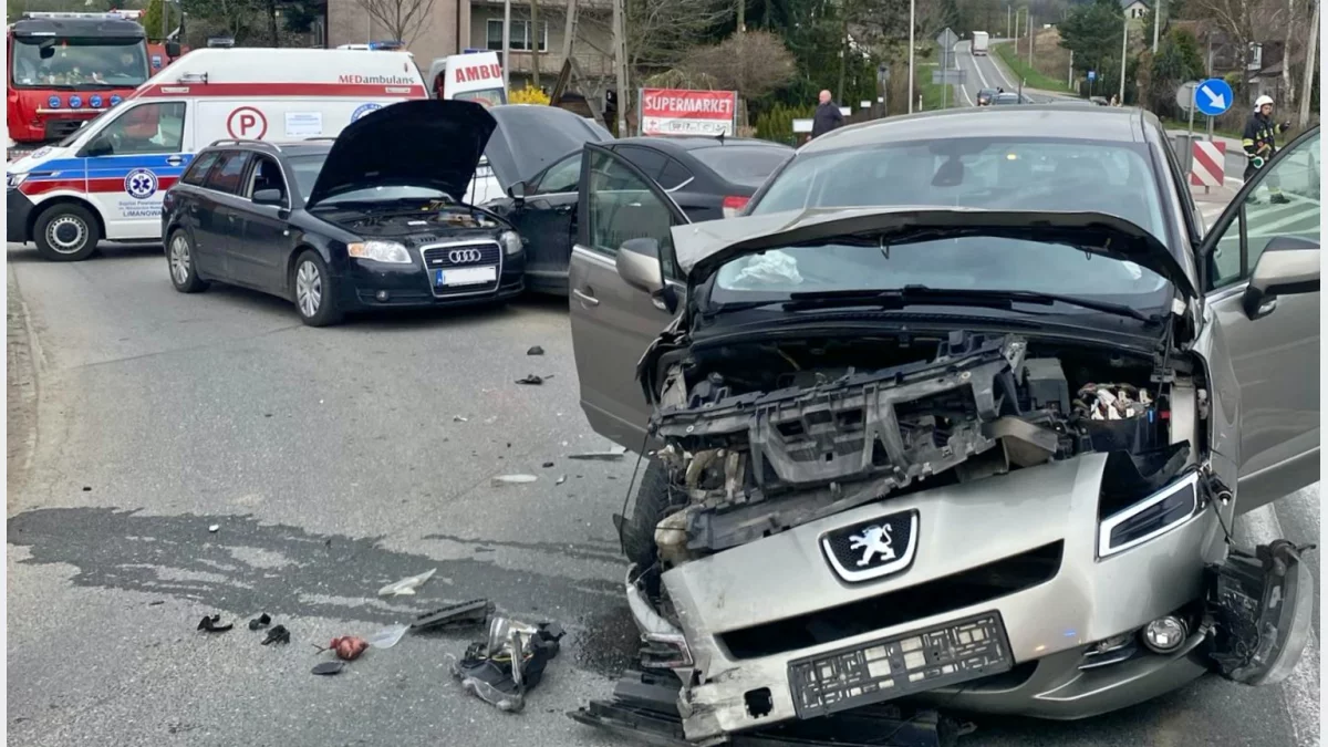 Uszkodzone samochody osobowe po zderzeniu trzech pojazdów na skrzyżowaniu w Dobrej