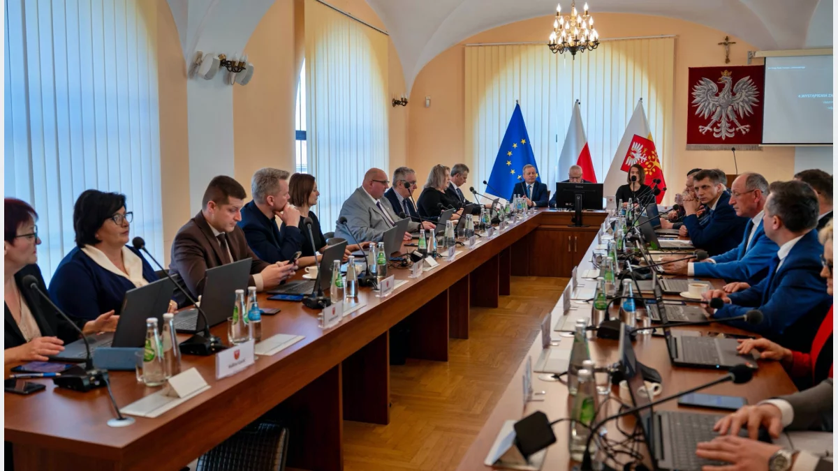 Radni podczas sesji Rady Powiatu w sali konferencyjnej Starostwa Powiatowego w Limanowej