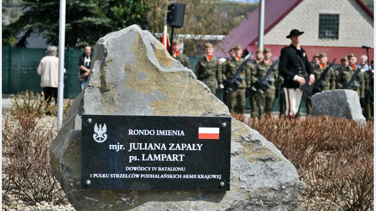 Tablica pamiątkowa mjr. Juliana Zapały „Lamparta” przy rondzie w Niedźwiedziu podczas uroczystości odsłonięcia