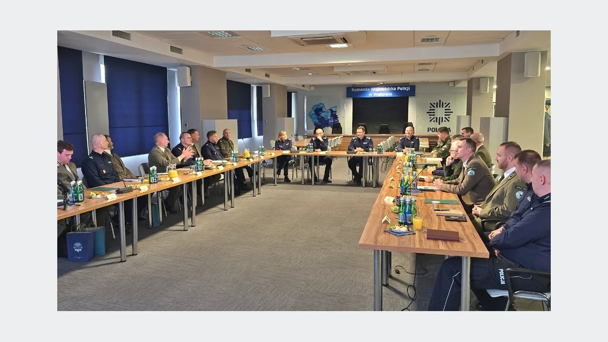 Funkcjonariusze Policji i straży parku podczas wspólnego posiedzenia