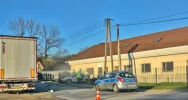 Uderzył w zaparkowaną ciężarówkę. Nieprzytomny mężczyzna zabrany do szpitala - zdjęcie 2