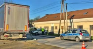 Uderzył w zaparkowaną ciężarówkę. Nieprzytomny mężczyzna zabrany do szpitala - zdjęcie 4