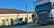 Uderzył w zaparkowaną ciężarówkę. Nieprzytomny mężczyzna zabrany do szpitala - zdjęcie 5