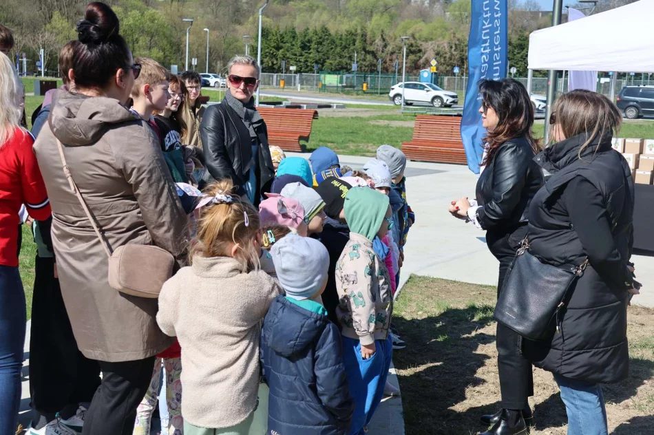 Na terenie Kompleksu Rekreacyjnego przy ul. Kusocińskiego odbyła się akcja sadzenia roślin „Budujemy tory, sadzimy drzewa” - zdjęcie 15