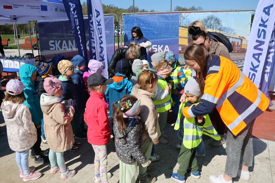 Na terenie Kompleksu Rekreacyjnego przy ul. Kusocińskiego odbyła się akcja sadzenia roślin „Budujemy tory, sadzimy drzewa” - zdjęcie 17