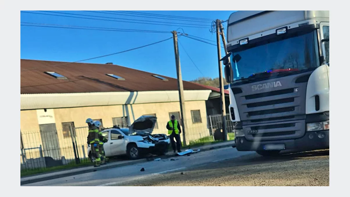 Służby ratunkowe pracują na miejscu zderzenia Dacii z zaparkowaną ciężarówką w Dobrej.