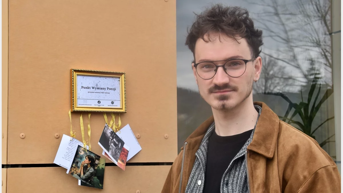 Ramka Punktu Wymiany Poezji z wierszami na haczykach, zamontowana na elewacji Limanowskiego Domu Kultury.