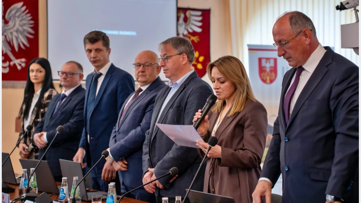 Dorota Stanisławczyk składa ślubowanie podczas sesji Rady Powiatu Limanowskiego.