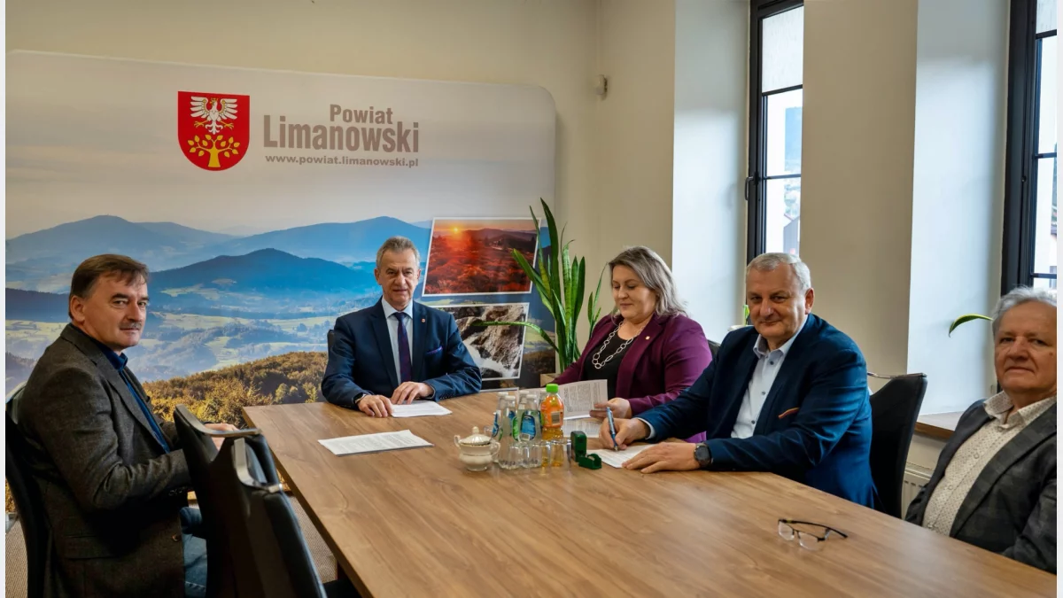 Podpisanie umowy w starostwie powiatowym w Limanowej na remont drogi w miejscowości Jastrzębie.