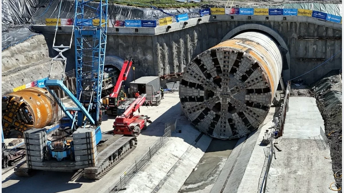 Maszyny TBM Jadwiga i TBM Kinga składowana na placu budowy projektu Podłęże-Piekiełko