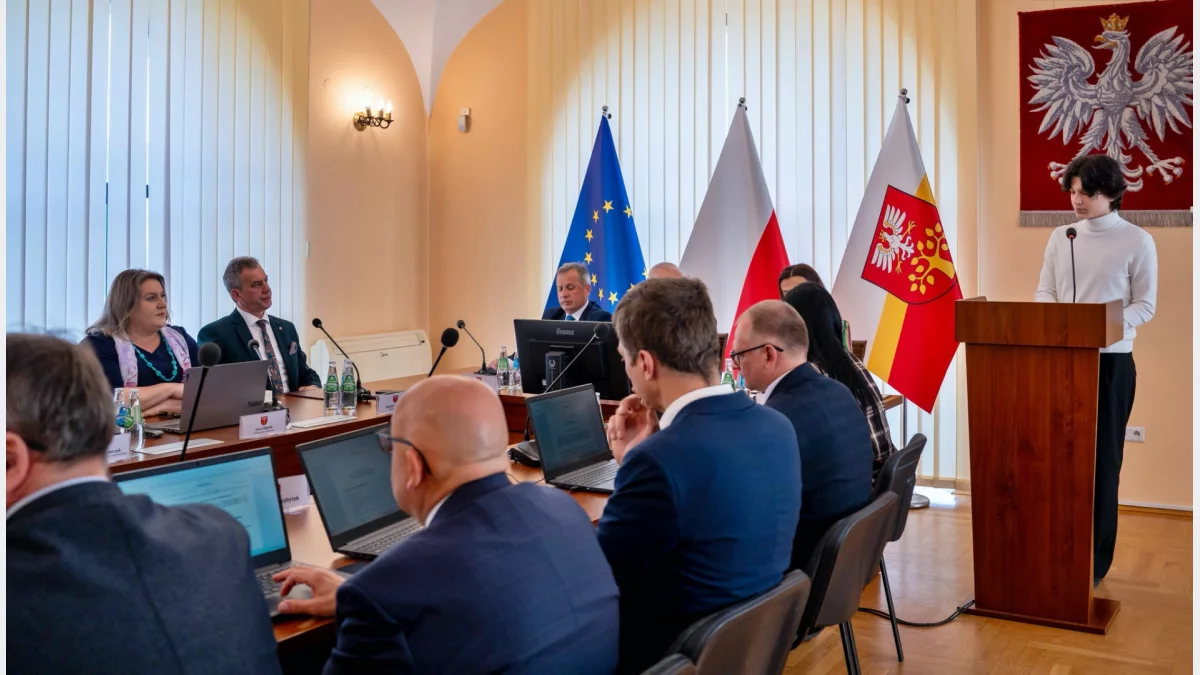 Dawid Nowak przemawia podczas sesji Rady Powiatu Limanowskiego.