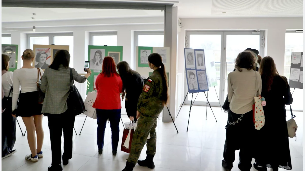 Uczestnicy i organizatorzy konkursu plastycznego o Ravensbrück na scenie Limanowskiego Domu Kultury podczas wręczania nagród.
