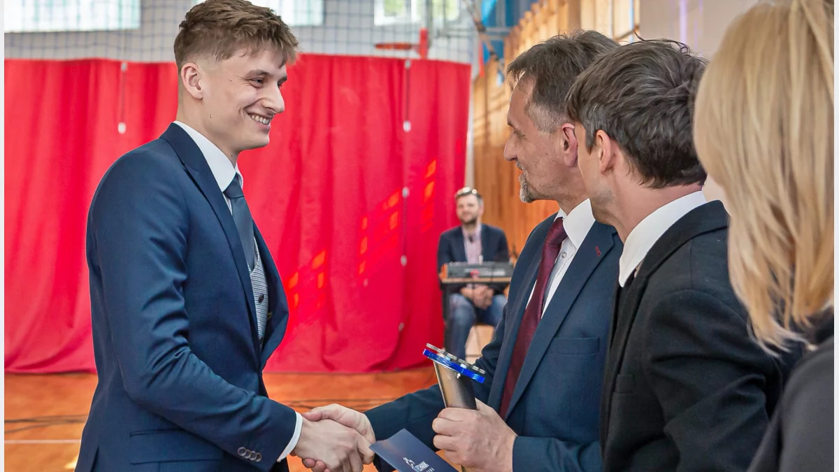 Absolwenci ZSTiO w Limanowej podczas uroczystego pożegnania szkoły.