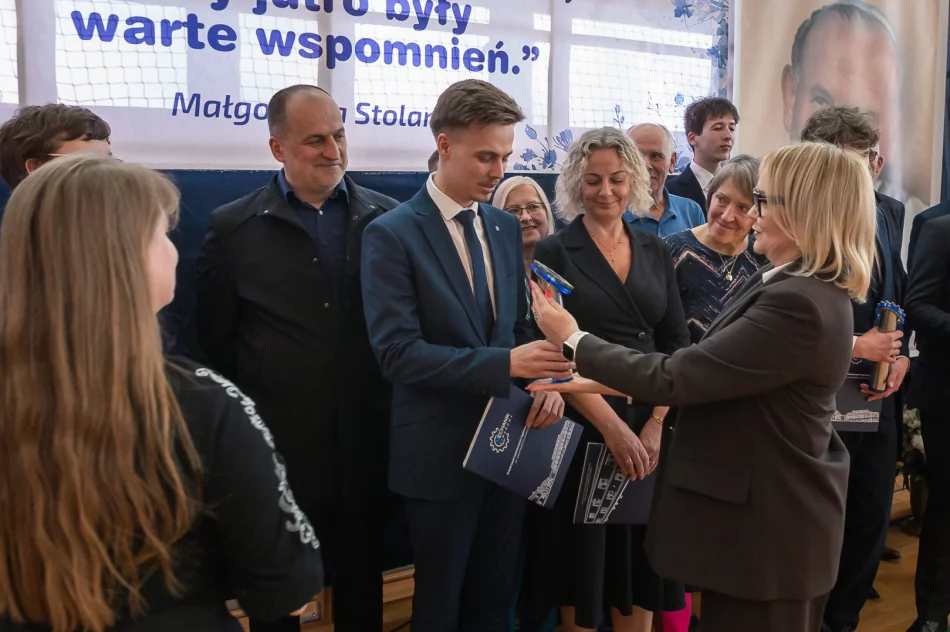 Szkoła uroczyście pożegnała maturzystów (ZDJĘCIA) - zdjęcie 5