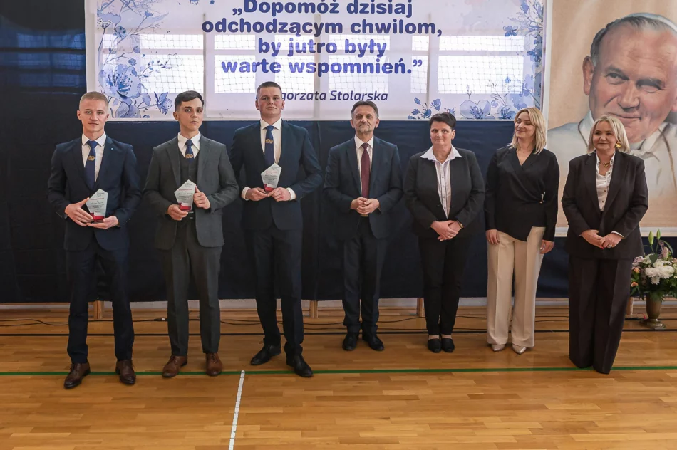 Szkoła uroczyście pożegnała maturzystów (ZDJĘCIA) - zdjęcie 7