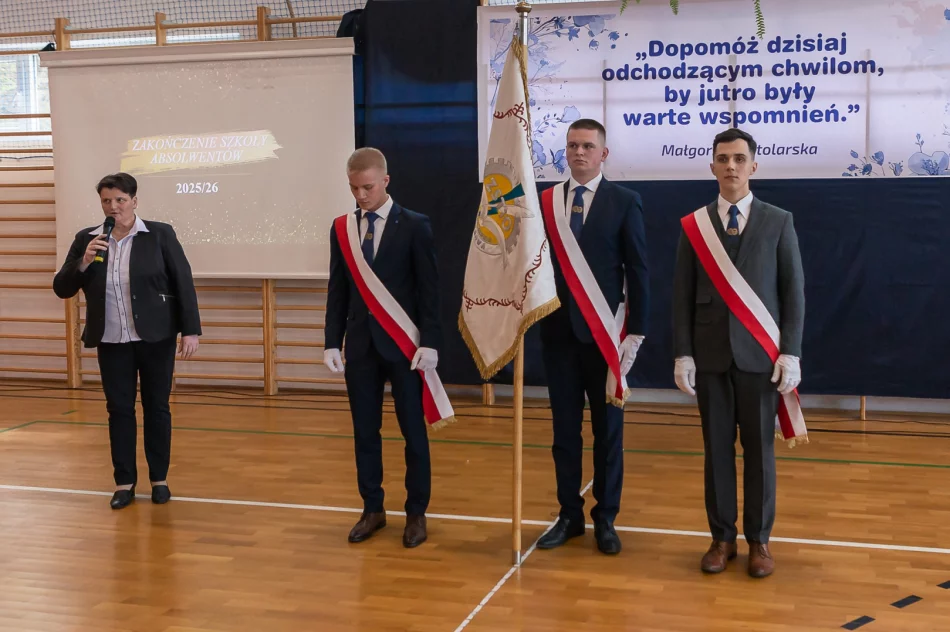 Szkoła uroczyście pożegnała maturzystów (ZDJĘCIA) - zdjęcie 9