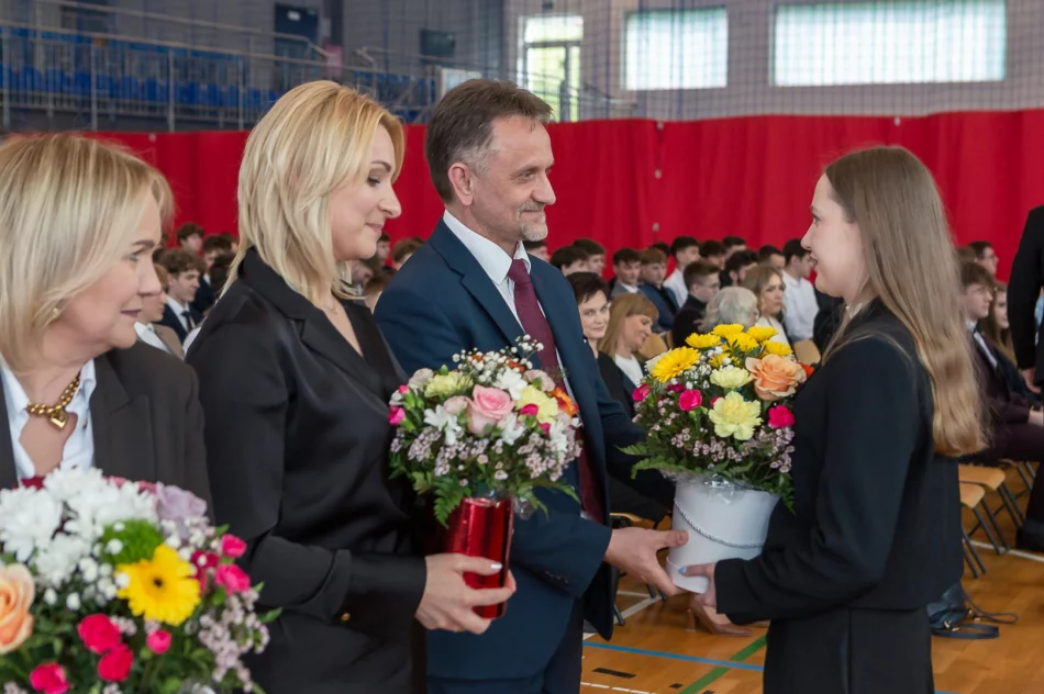 Szkoła uroczyście pożegnała maturzystów (ZDJĘCIA) - zdjęcie 10