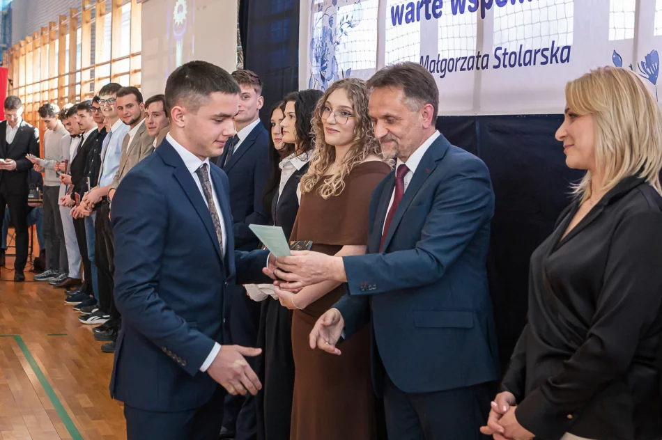 Szkoła uroczyście pożegnała maturzystów (ZDJĘCIA) - zdjęcie 12