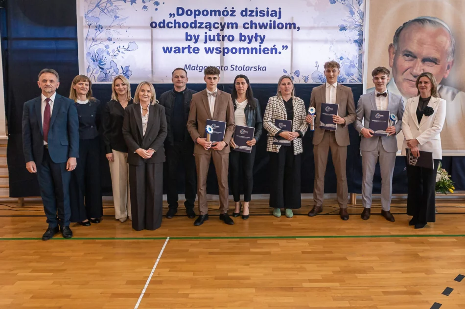 Szkoła uroczyście pożegnała maturzystów (ZDJĘCIA) - zdjęcie 16