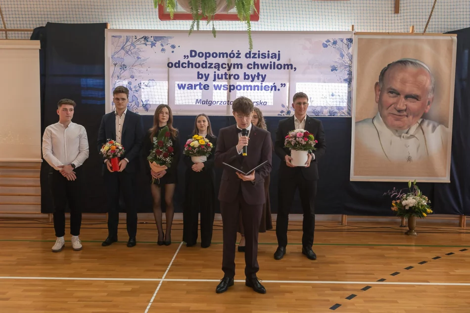 Szkoła uroczyście pożegnała maturzystów (ZDJĘCIA) - zdjęcie 17
