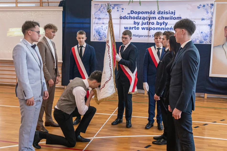 Szkoła uroczyście pożegnała maturzystów (ZDJĘCIA) - zdjęcie 20