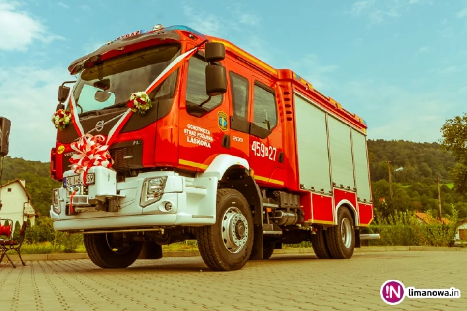 Przekazanie nowego samochodu dla OSP Laskowa - zdjęcie 17