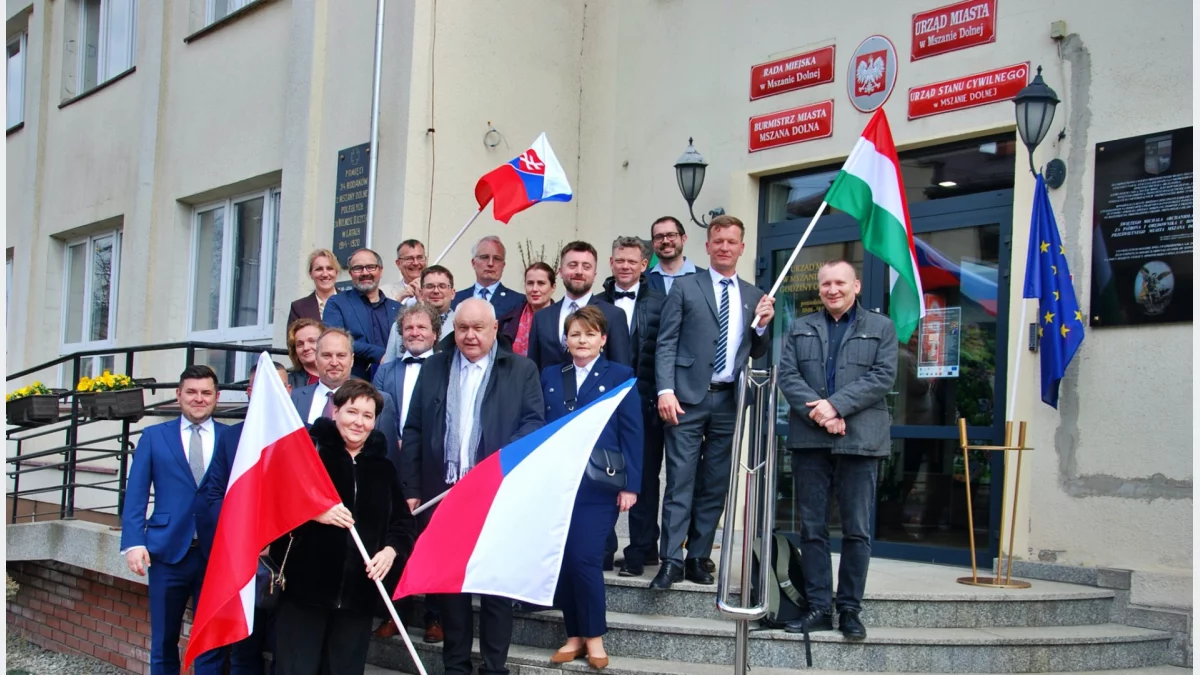 Delegacje po zawarciu umowy o współpracy partnerskiej przed budynkiem Urzędu Miasta w Mszanie Dolnej