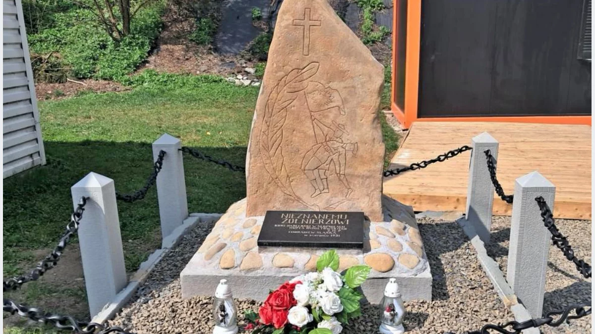 Odrestaurowany kamienny obelisk w centrum Słopnic
