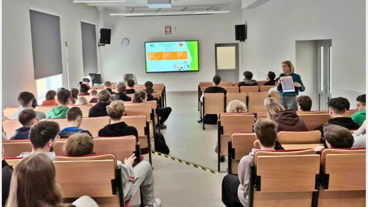 Doradcy zawodowi PUP Limanowa podczas spotkania z uczniami ZSTI w Mszanie Dolnej.