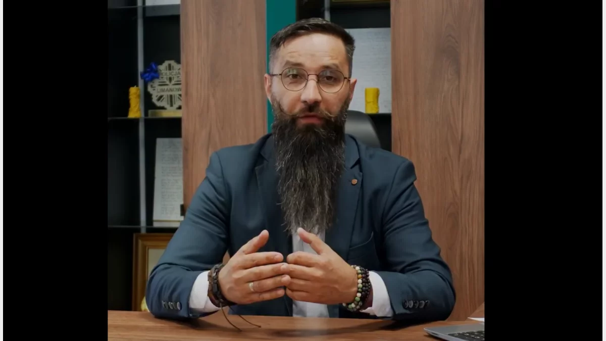 Wójt gminy Mszana Dolna Mirosław Cichorz podczas wystąpienia w mediach społecznościowych dotyczącego referendum.