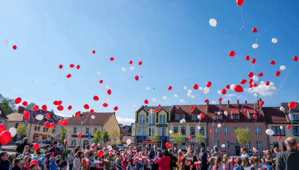 Barwy narodowe nad limanowskim rynkiem - zdjęcie 1
